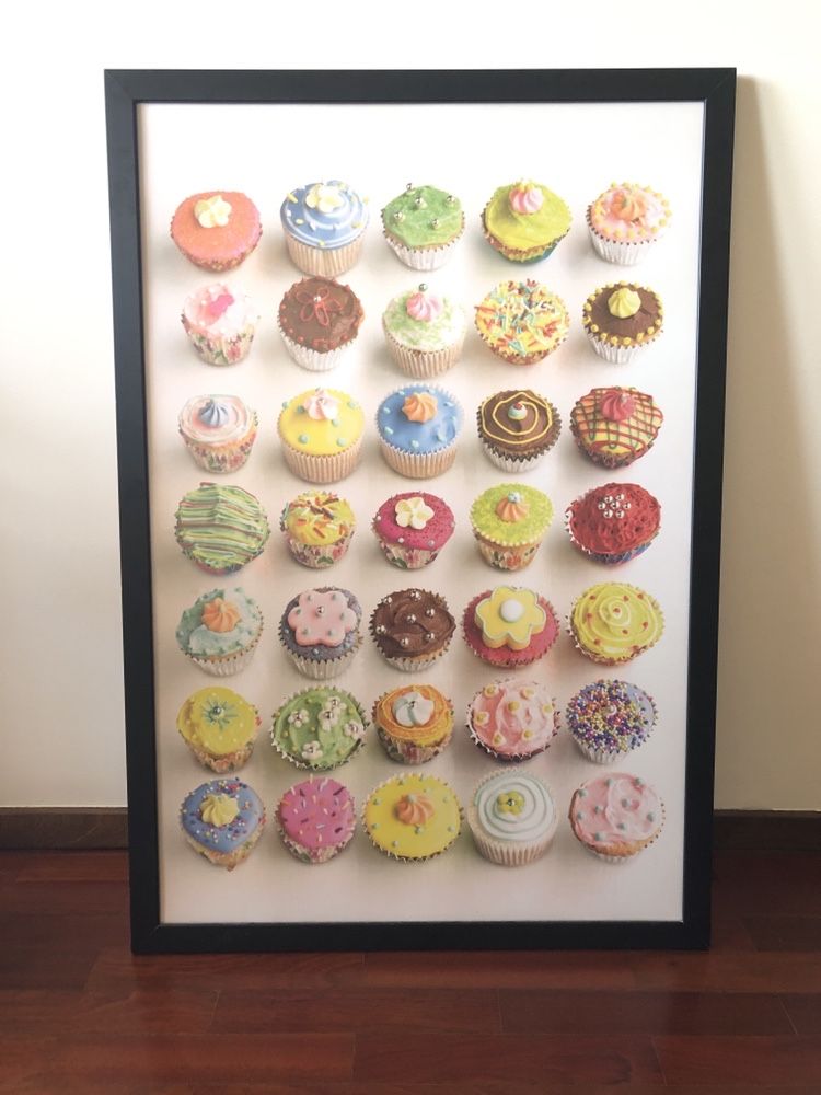 Quadro com imagem colorida com moldura - cupcakes