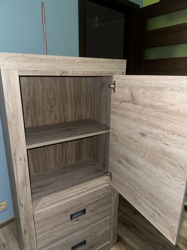 Szafki 66,5 × 138 × 40 cm – pojemne i w świetnym stanie!