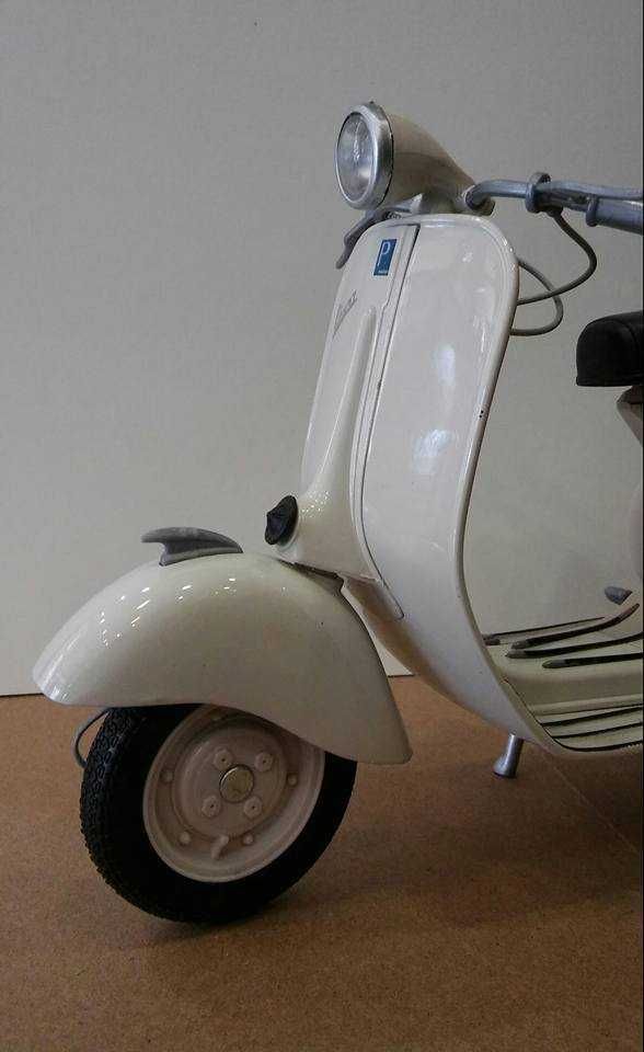 Miniatura Vespa modelo de 1955 cor creme