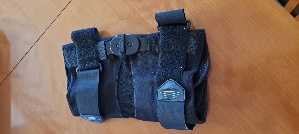 Stabilizator stawu skokowego z szynami otwarty