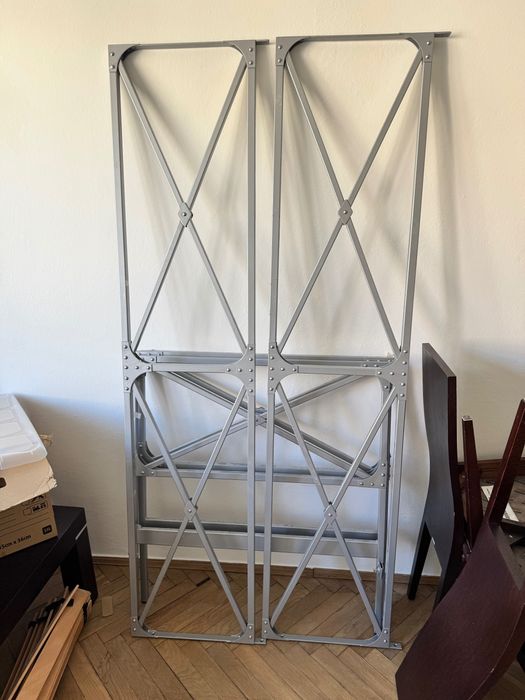 2 metalowe łóżka o wymiarach  93x207.