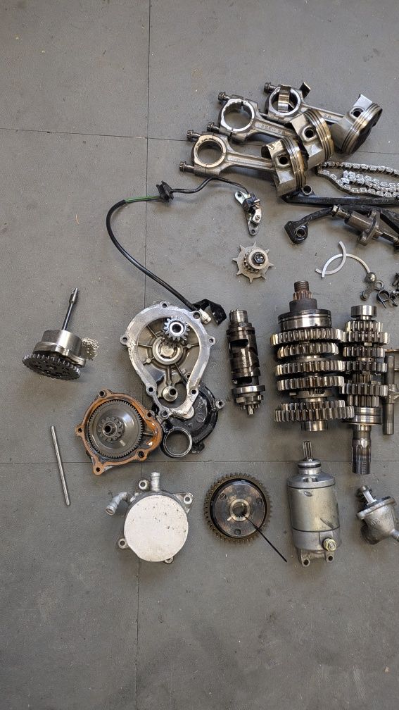 Suzuki GSX-R 750 K2 Silnik na części GSXR głowica skrzynia alternator