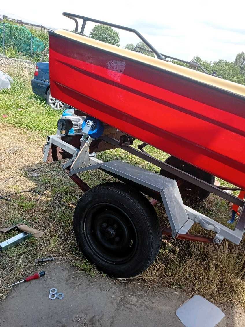 Łódź dwupłaszczowa z przyczepką zarejestrowana
