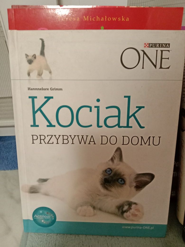 Kociak przybywa do domu. Hannelore Grimm.