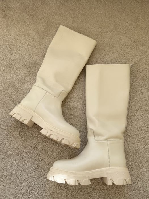 Białe skórzane kozaczki