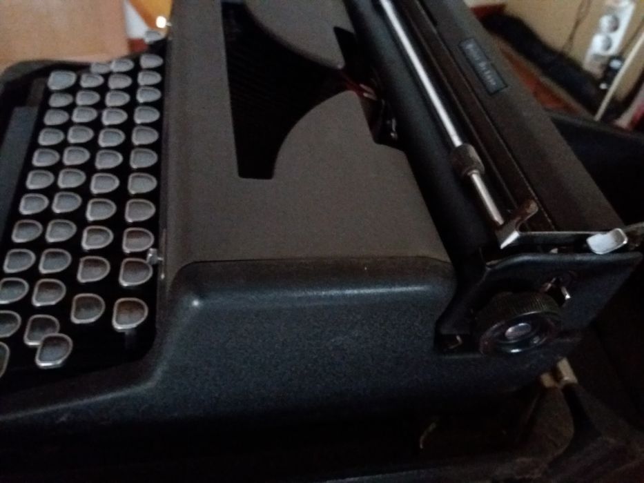 Máquina de escrever Royal, funciona na perfeição.