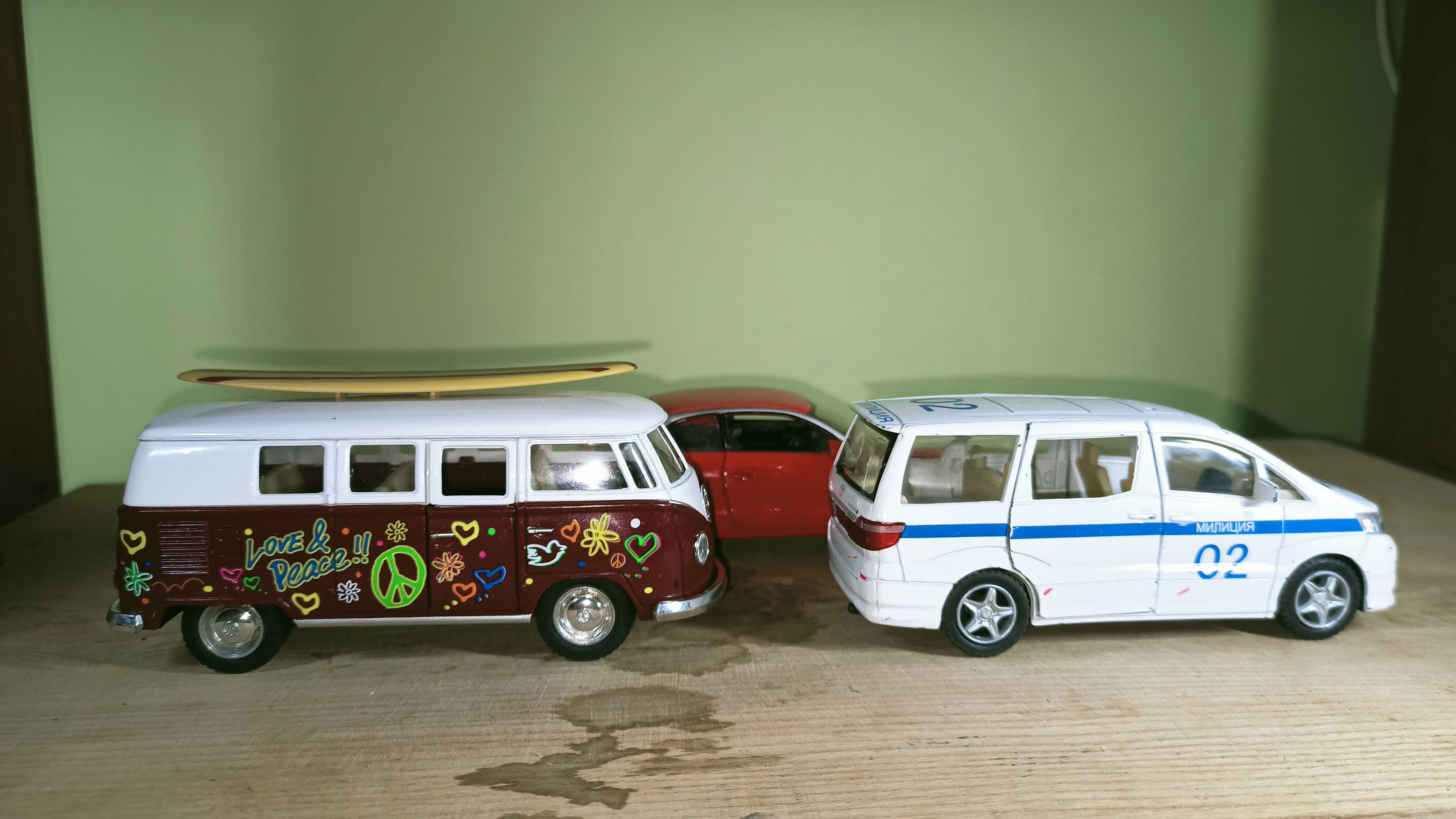 Модель Kinsmart 1962 Volkswagen Bus 1:32, Audi A1, Toyota Alphard 1:38