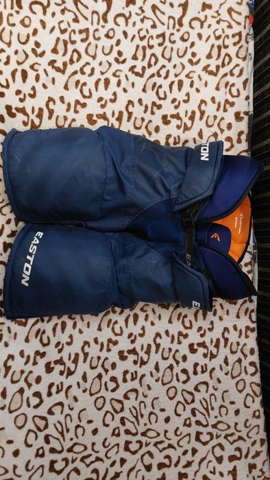 Продам комплект хоккейной амуниции с аксессуарами