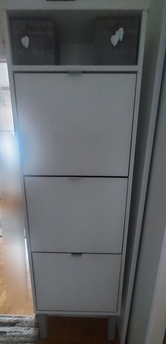 Sprzedam białą szafkę na buty