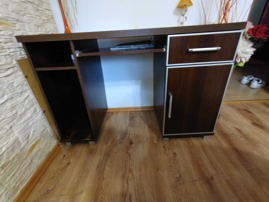 Biurko w kolorze ciemnego brązu