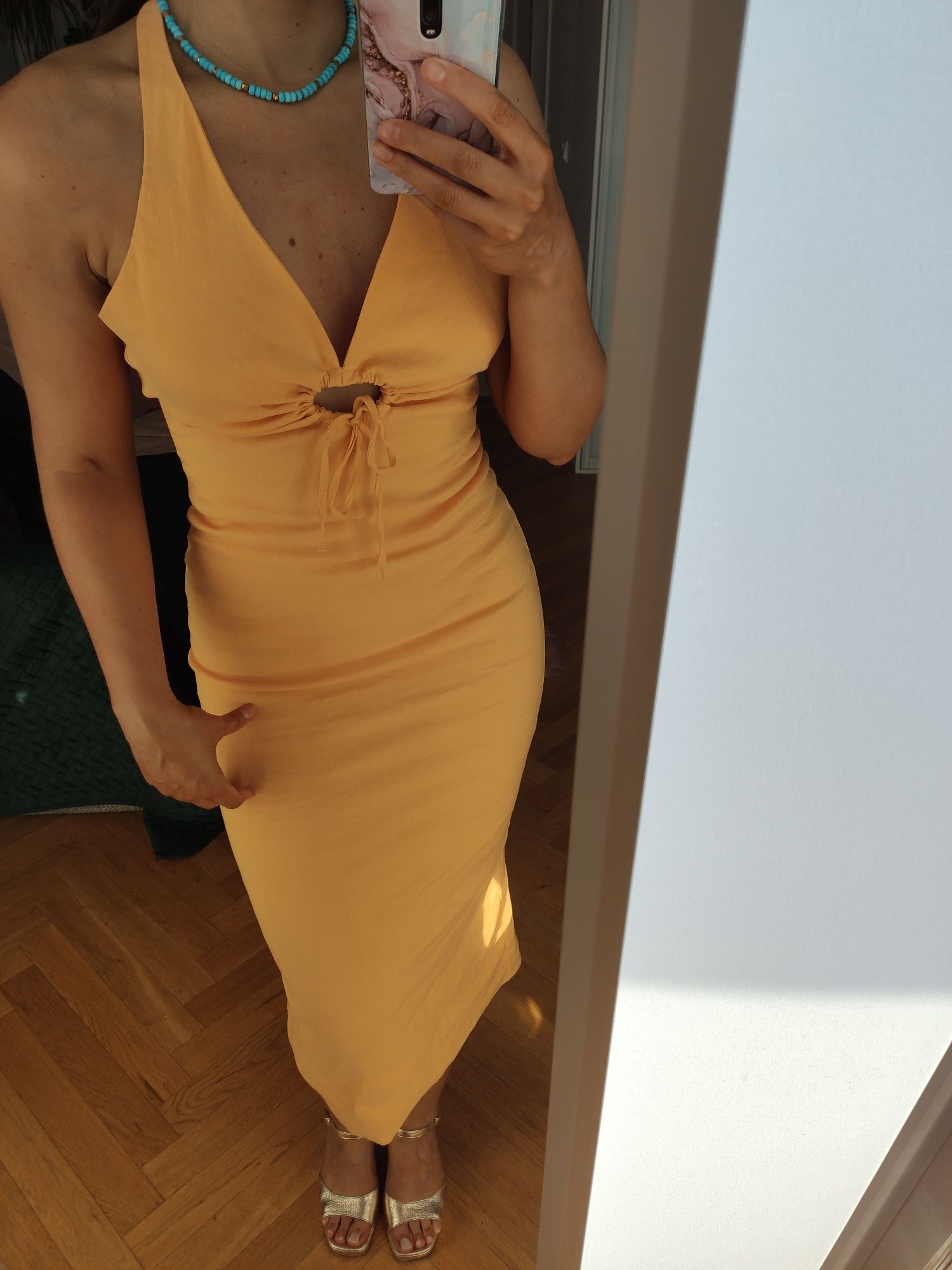 Morelowa dopasowana sukienka midi z dekoltem halter