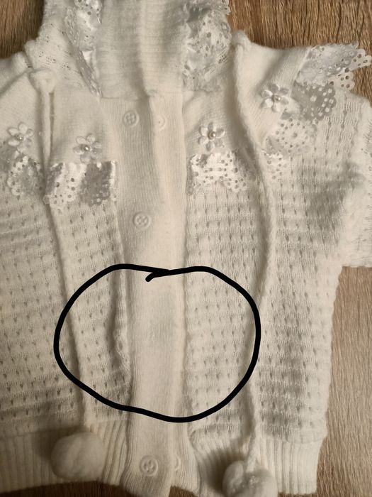 Sweterek niemowlęcy z kapturem biały