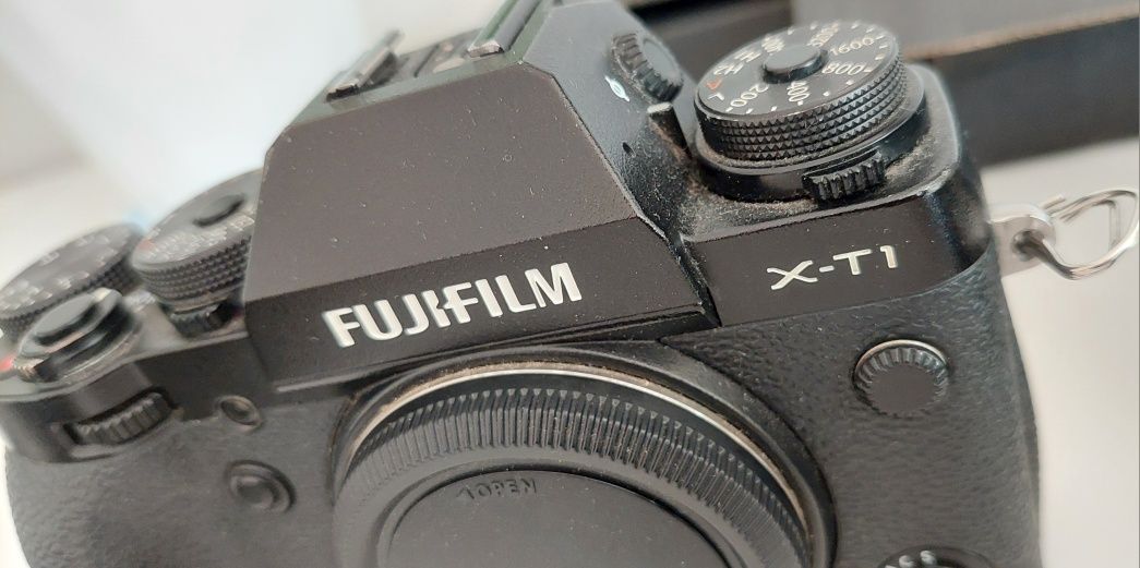 Aparat fotograficzny Fujifilm X-T1 korpus czarny 2 baterie ładowarka