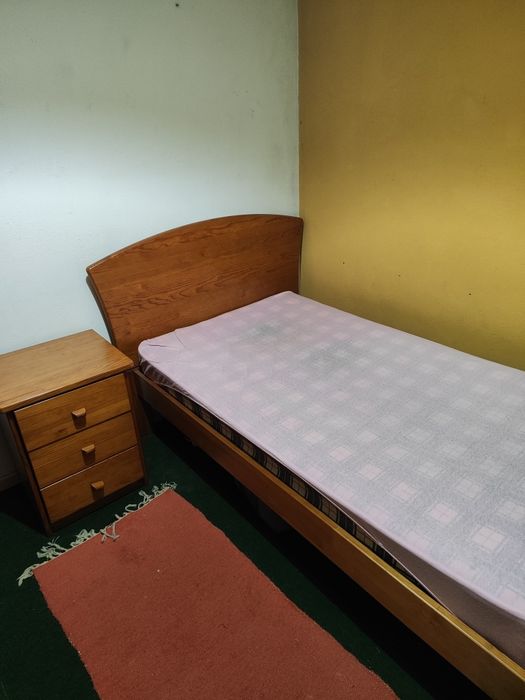 Mobília de quarto em pinho maçico - individual.