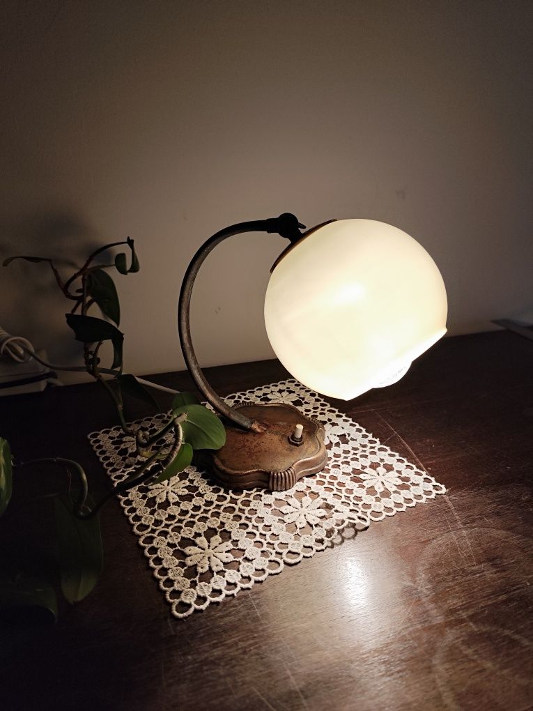 Malutka zabytkowa lampka nocna z mosiężnymi elementami. Vintage Retro
