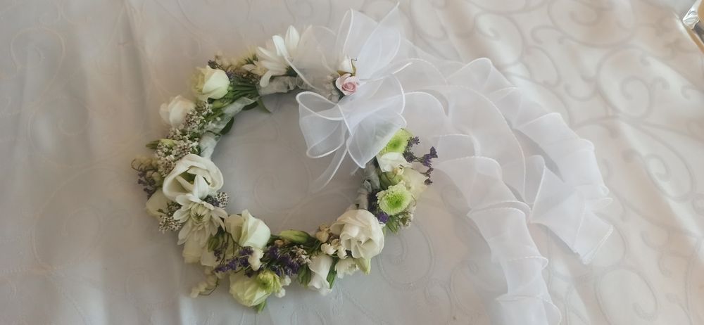 Wianek komunijny z żywych kwiatów