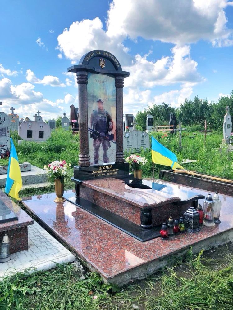 Воєнні памʼятники, памʼятники військовим, граніт/ мармур