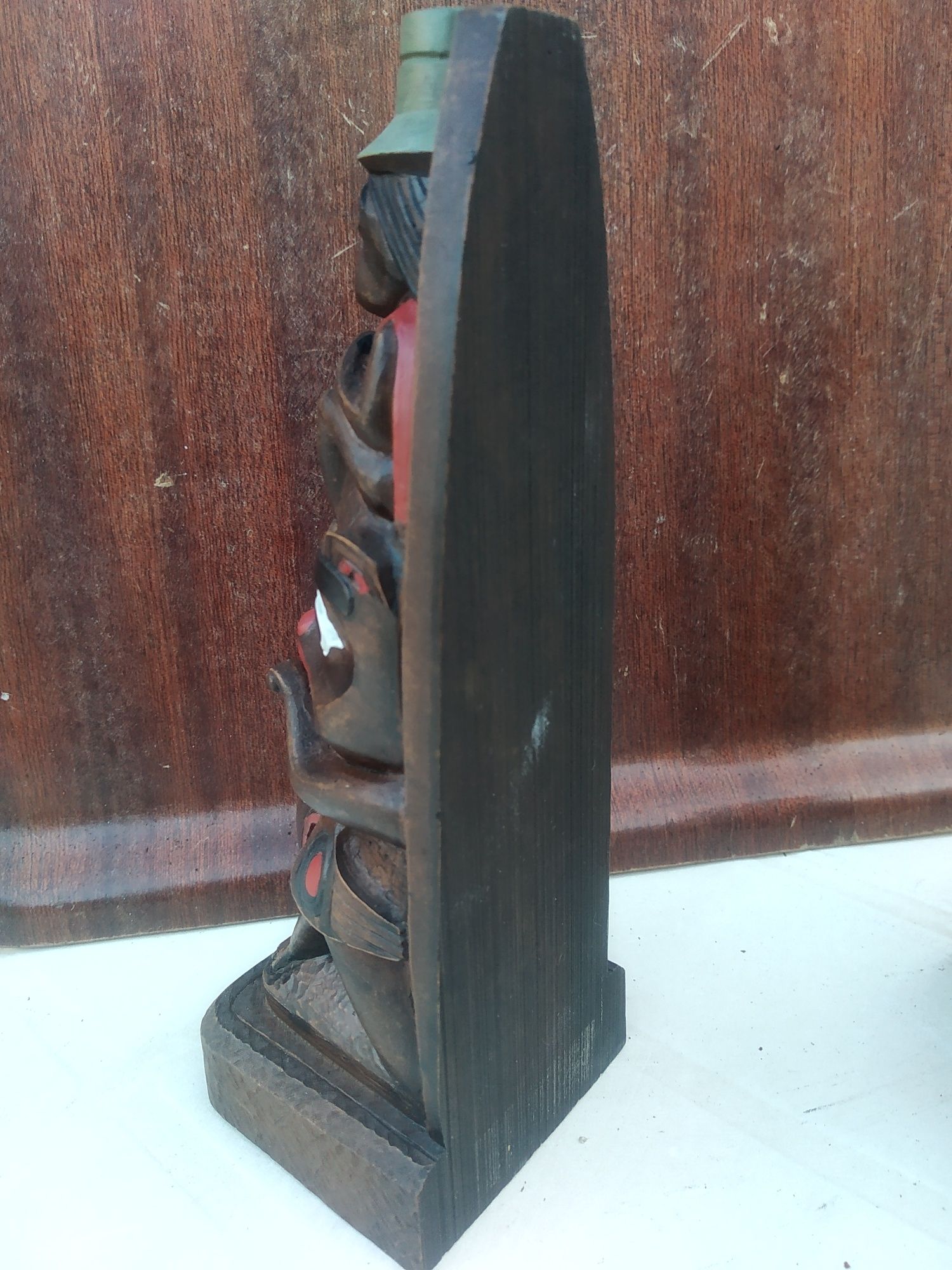 Estatueta de índio antiga em pedra e totem de indios antigo em madeira
