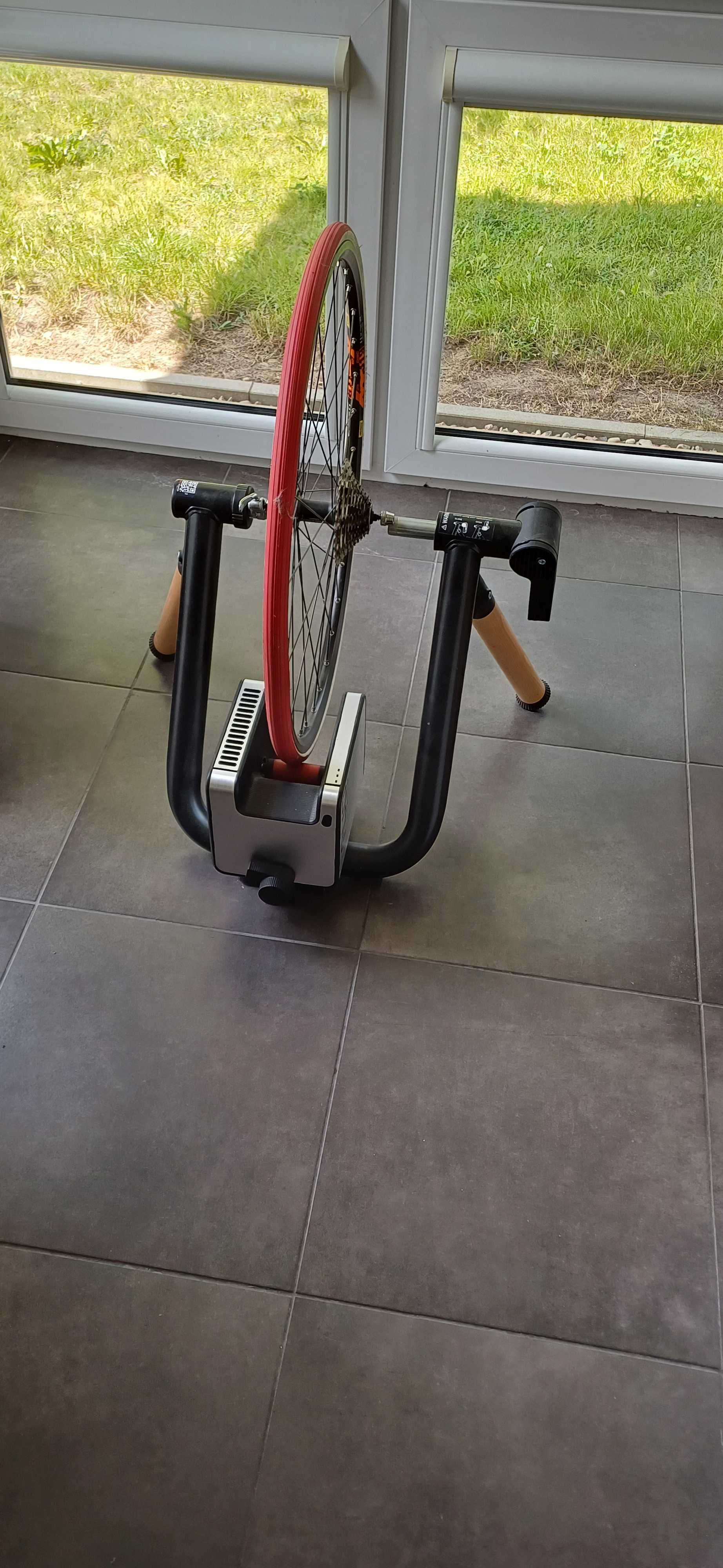 Trenażer rowerowy ELITE Tuo + koło treningowe kompletne marki Shimano