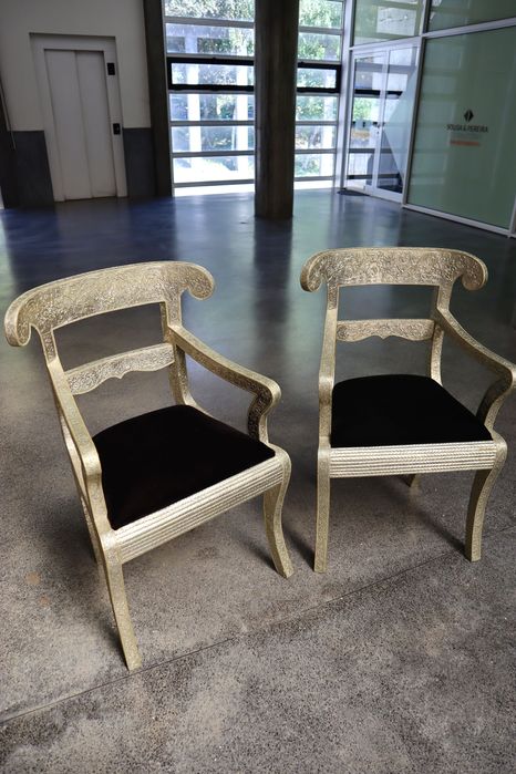 cadeiras prateadas com detalhes florais e veludo preto