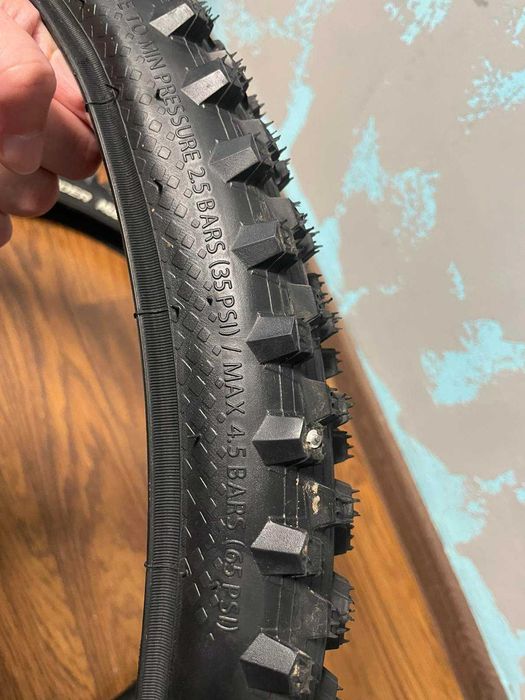 Зимняя вело покрышка 26 з шипами