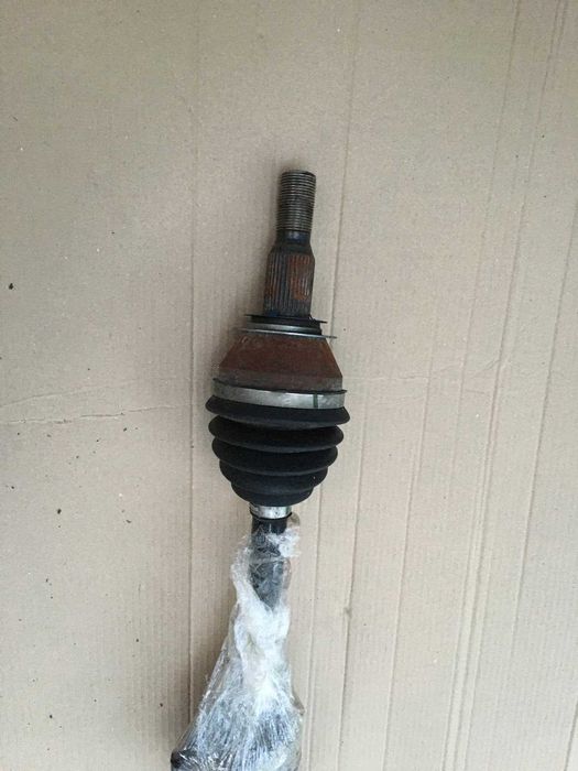 Продам передню праву полуось  на cadillac xt4