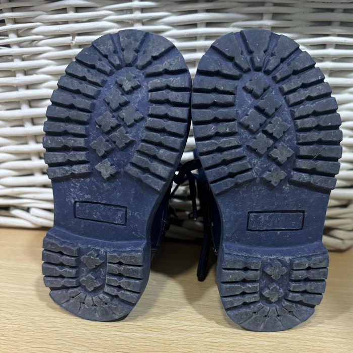 Botas de menina com ponpons