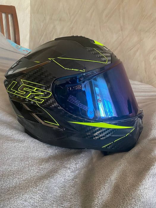 Продам мотошолом новий  з комплектом нових візіров до нього