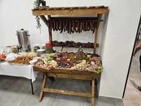 Stół wiejski stół szwedzki prosię pieczone kiełbasa dzik