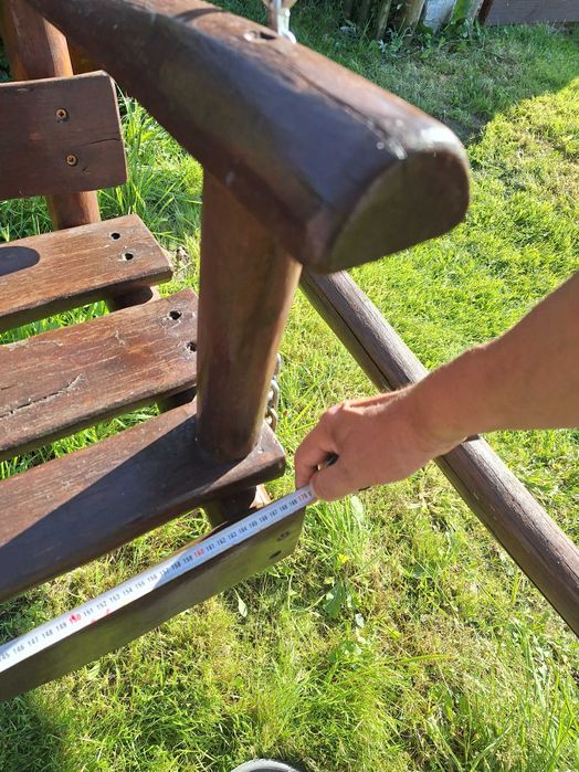 Drewniana huśtawka ogrodowa