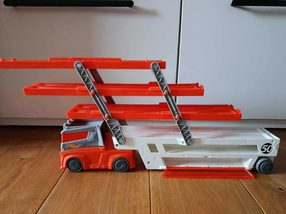 Hot Wheels Mega Transporter + 2 autka Hot Wheels