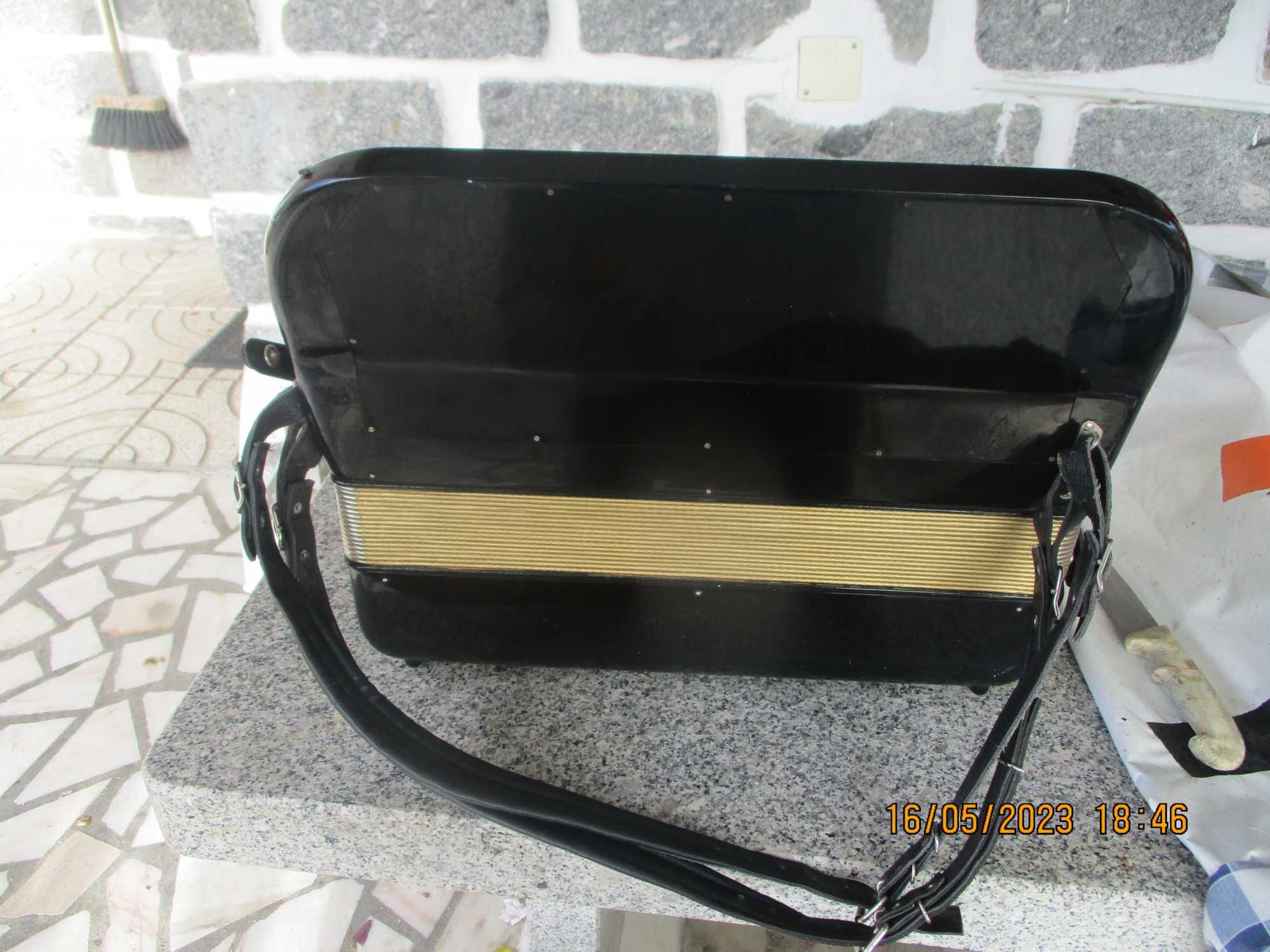 A cordeon Hohner Riviera á 4a voz, 12o baixos