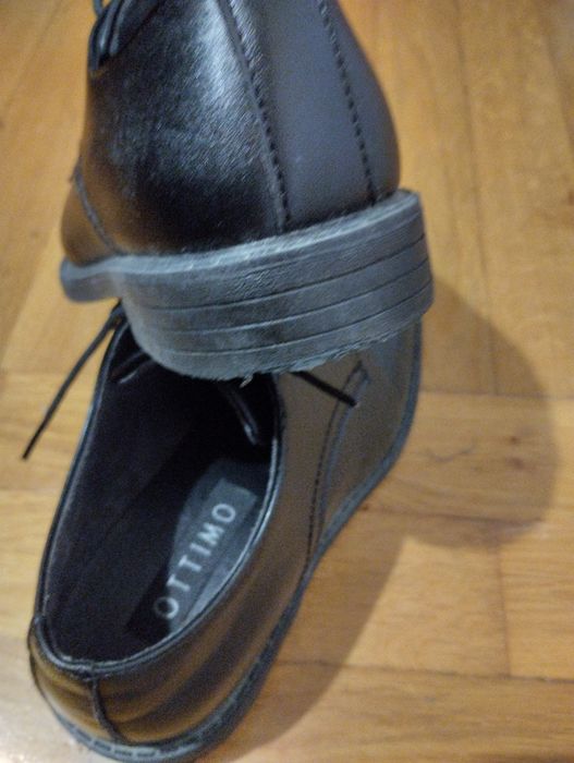 Obuwie sznurowane czarne