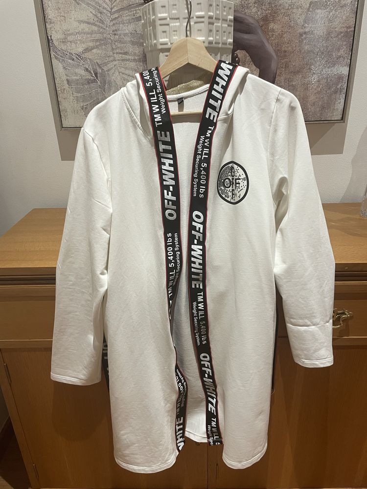 Casaco branco com dourados e preto