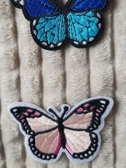 Urocza naszywka haftowany motyl