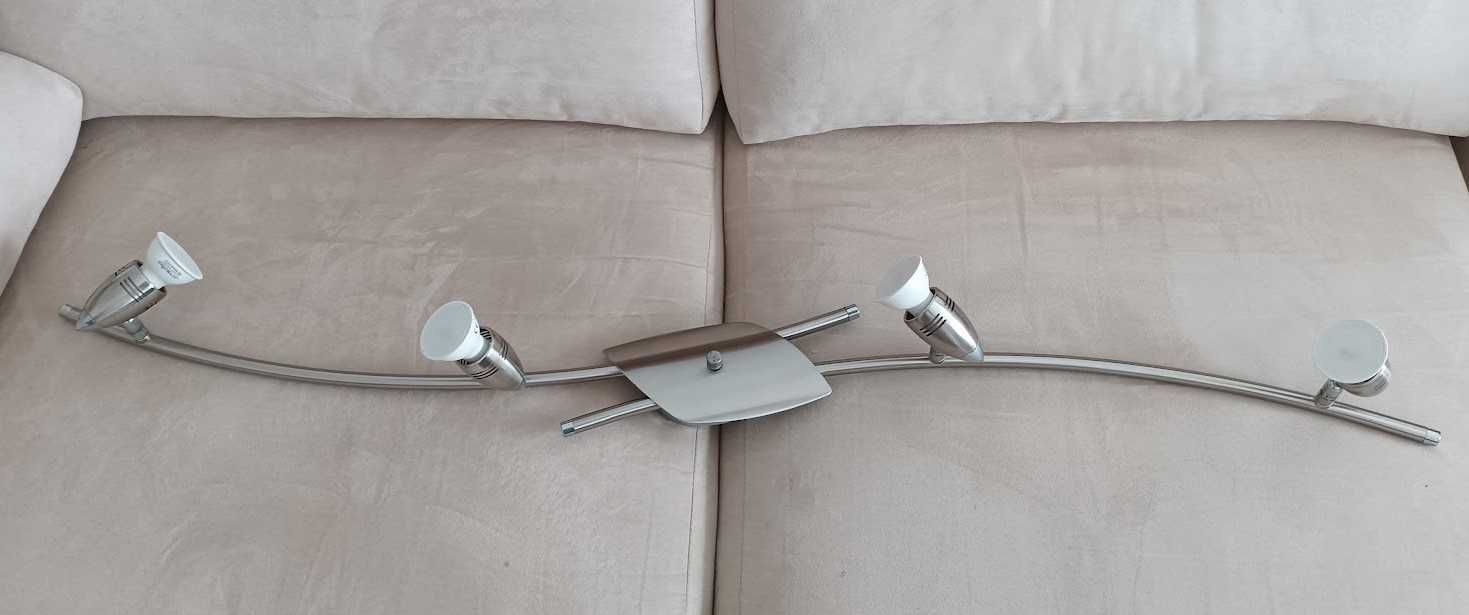 Plafon de formato longo moderna e elegante, em inox cromado brilhante.