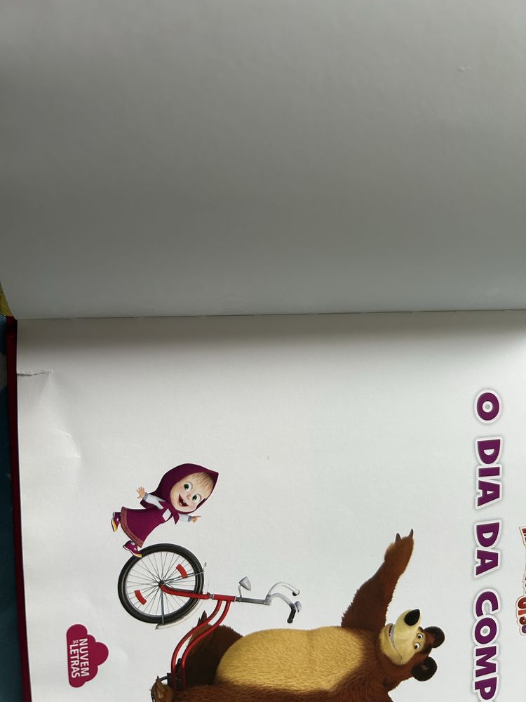 Livros, girassol e masha e o urso