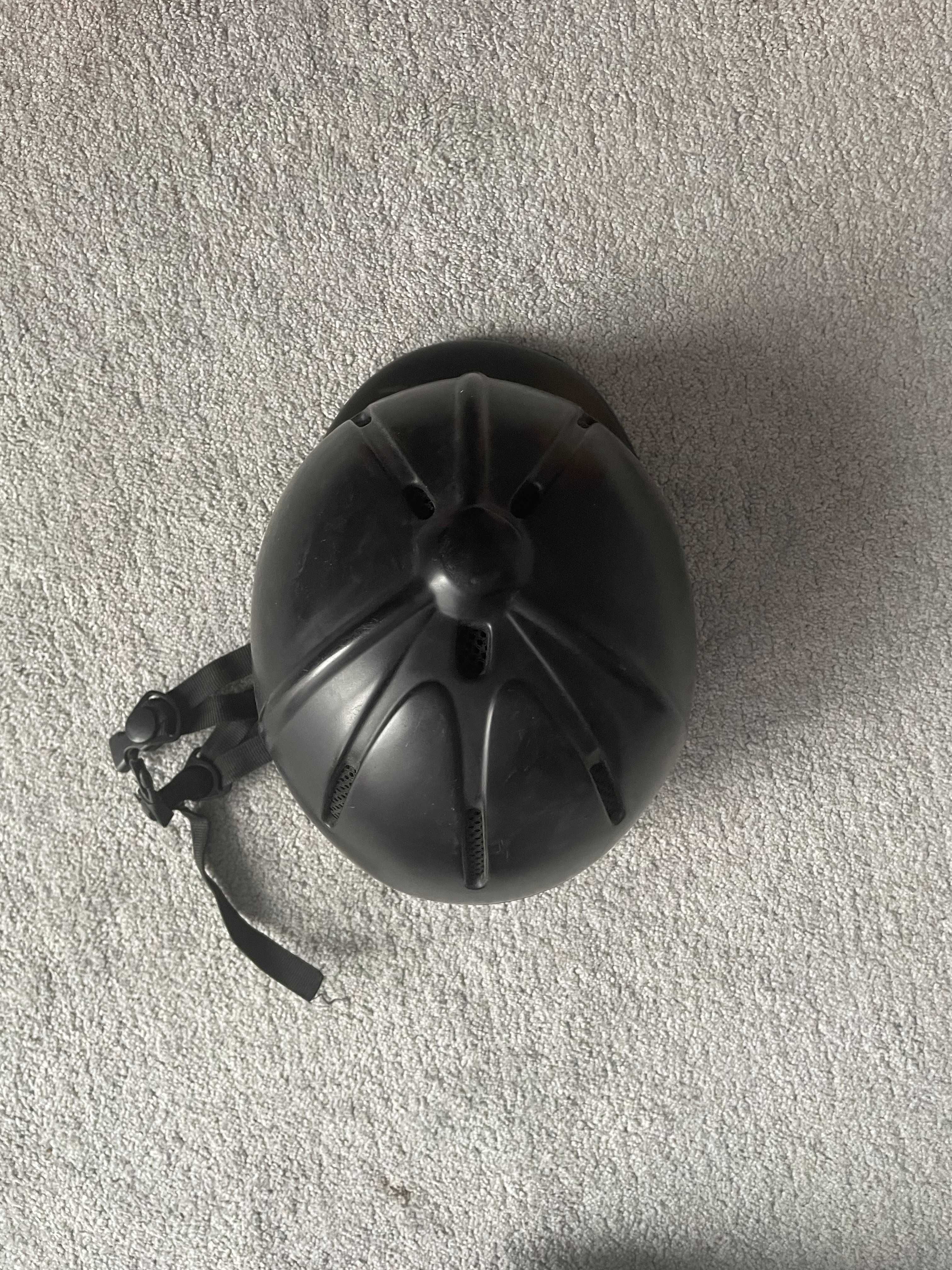 Kask jeździecki do jazdy konnej