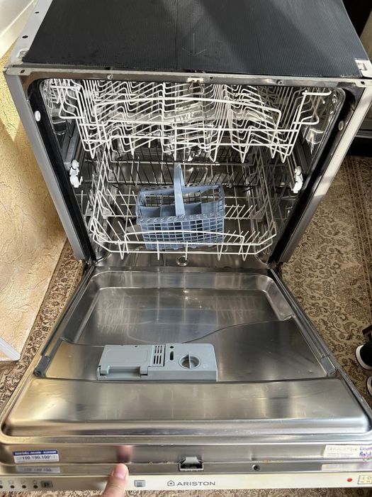 Продам посудомийну машину Ariston