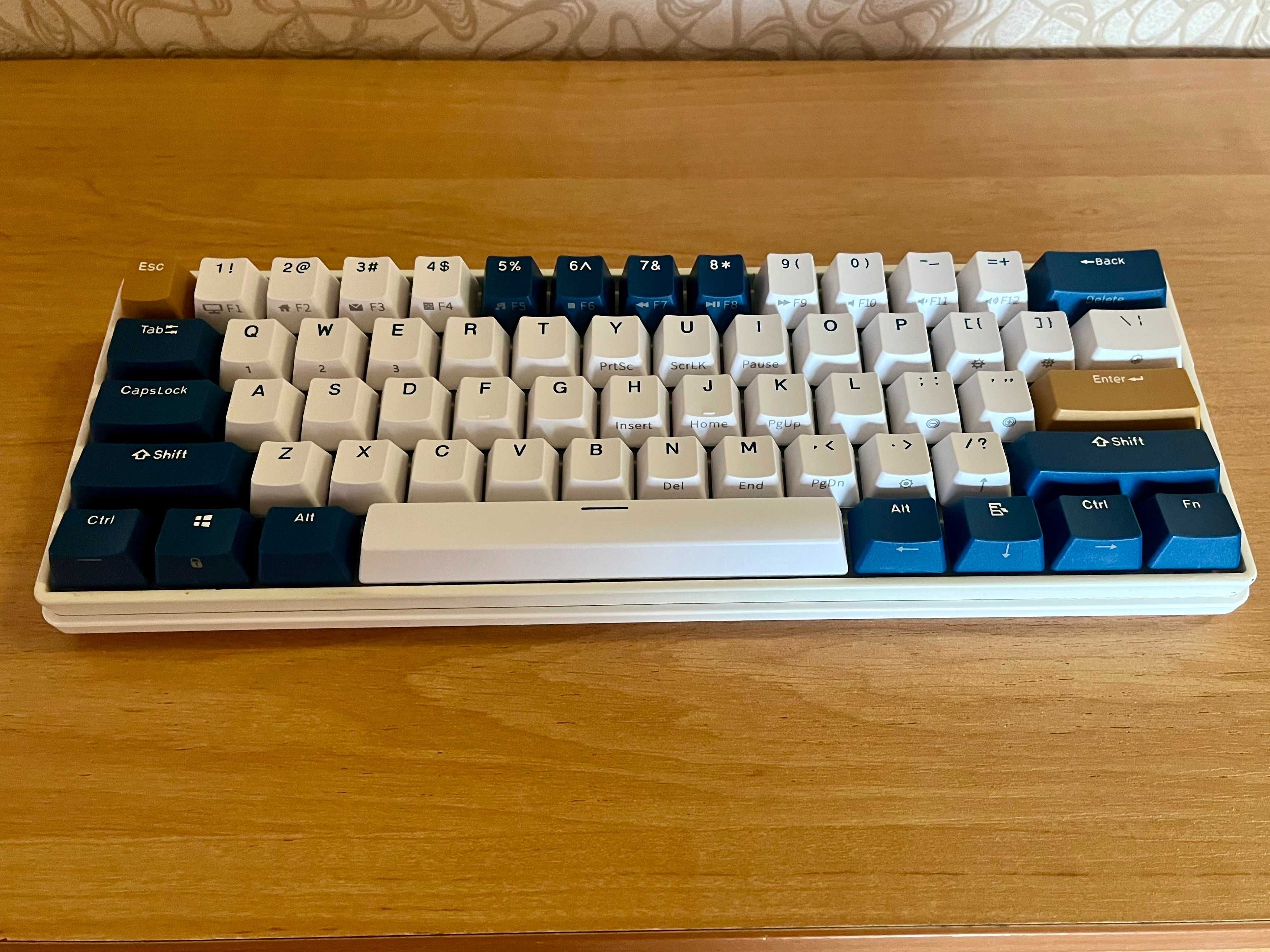 Royal Kludge RK61 PLUS (60%/Hotswap/RGB/USB-Hub/2.4ghz/BT)