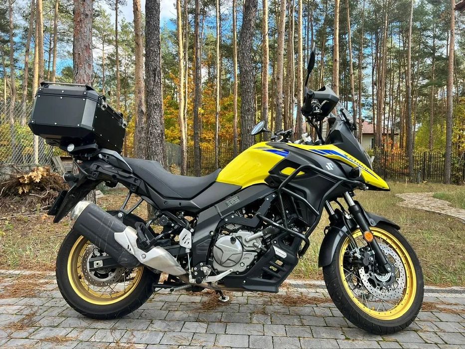 Suzuki DL 650 XT stan perf. przebieg 3,3 tys. km; kufer centr. + bogate wyposaż.