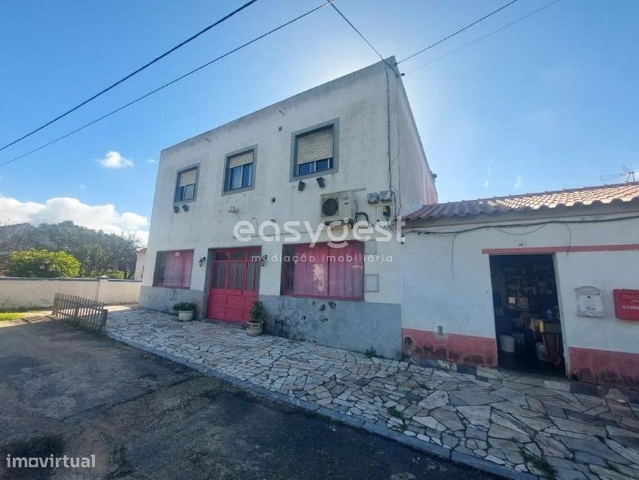 Conjunto de 3 Imóveis com comércio e habitação em São Teotónio