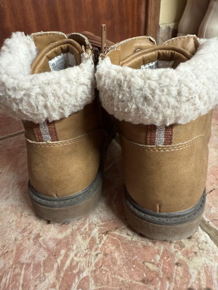 Botas em pelo no interior