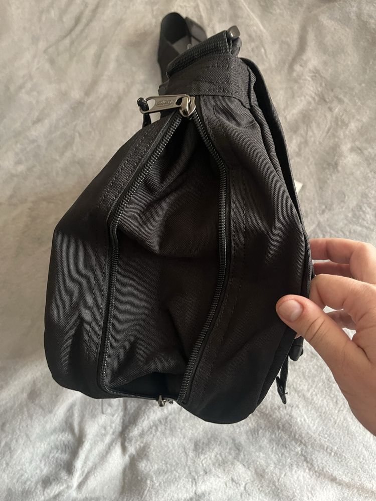 Сумка через плече Eastpak Delegate+ (20L), чорна.