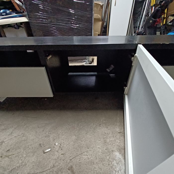 Movel tv branco e preto ikeia.