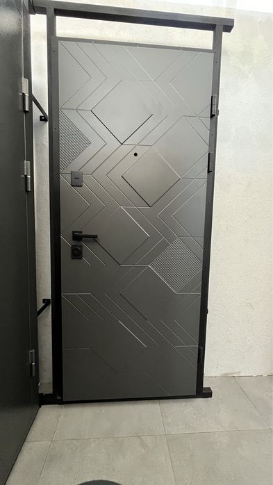 Металеві вхідні двері для будинку та квартири