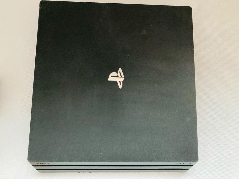 PS4 Pro 1TB plus Pad + kamera + pad + gry