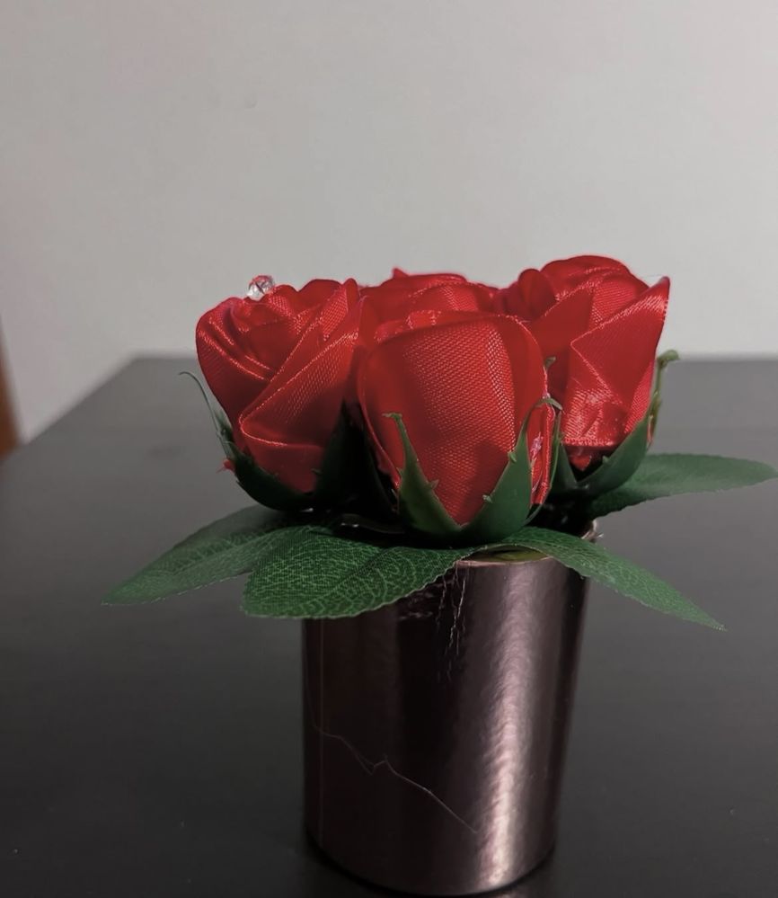 Rosa em cetim vermelhas