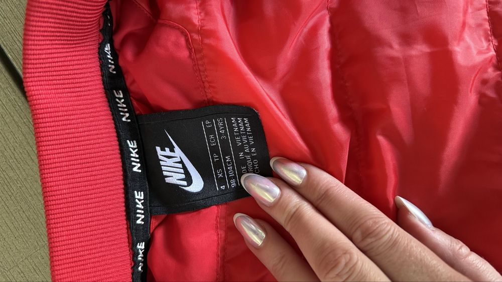 Куртка nike дуже класна 3-4 р 104