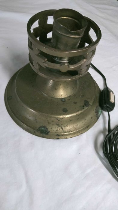 Lampa z mosiądzu.